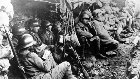 Soldaten im Schützengraben.