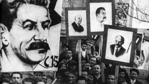 Kommunistische Demonstranten mit Stalin-Plakaten