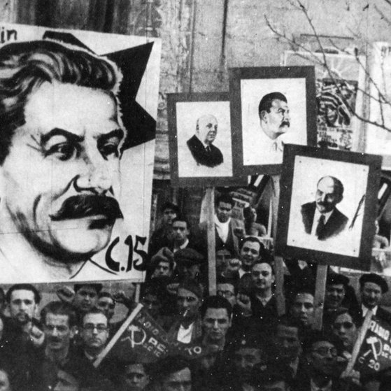 Kommunistische Demonstranten mit Stalin-Plakaten
