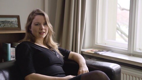 Regina Bouchehri sitzt im Büro.