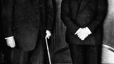 Paul von Hindenburg (links) und Adolf Hitler (rechts)