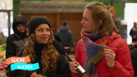 Zwei junge Frauen auf einem französischen Markt