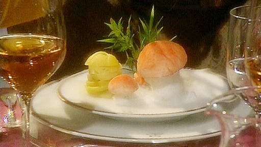 Bild eines gedeckten Tisches mit Essen auf dem Teller und gefüllten Gläsern. (Foto: SWR - Screenshot aus der Sendung)
