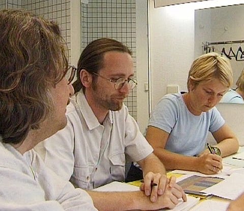 Ausstattungsleiter Klaus-Peter Platten und Studenten (Foto: SWR - Screenshot aus der Sendung)