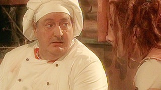 Der kleine Gnom unterhält sich mit einem Koch.