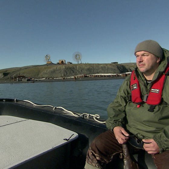 Ein Wildhüter sitzt in einem Boot (Foto: SWR - Screenshot aus der Sendung)