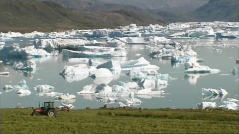 Eisstücke treiben im Wasser vor der Küste.