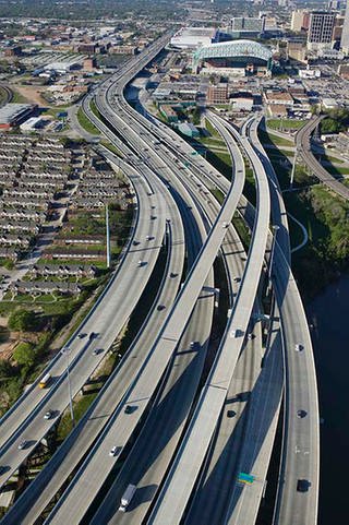 Vielspurige Autobahn in mehreren Etagen (Foto: Ge­or­ge Doyle/Think­stock)