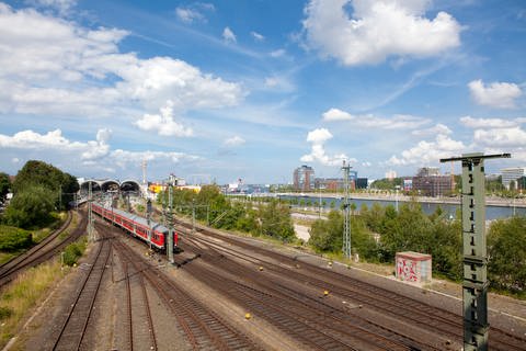 Eine Reihe von Gleisen mit einem Bahnhof im Hintergrund
