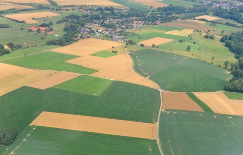 Luftaufnahme einer Landschaft mit zahlreichen Feldern