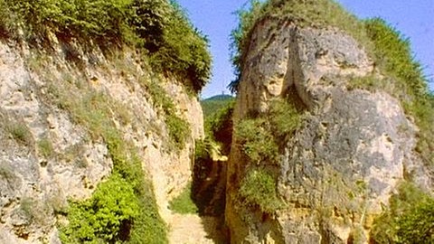 Eine große Felsformation, die durch eine enge Schlucht geteilt wird