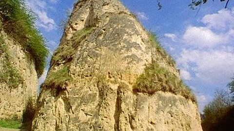 Ein sehr hoher Gesteinsbrocken