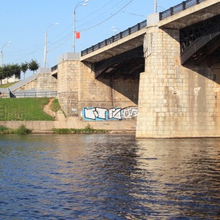 Brücke über einem Fluss