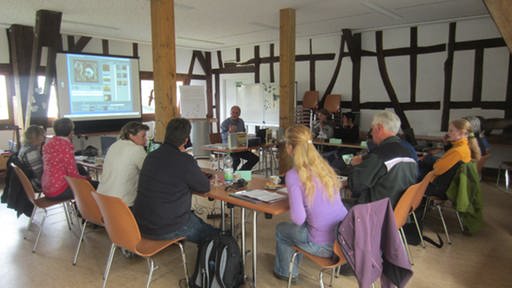 Lehrer sitzen bei einer Fortbildungsveranstaltung in einem Fachwerkgebäude. (Foto: Oliver Euskirchen)