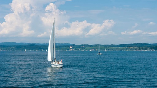 Segelboot auf dem Wasser.