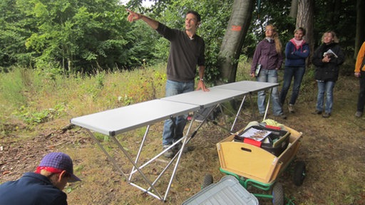 Oliver Euskirchen steht an einem Tapeziertisch.