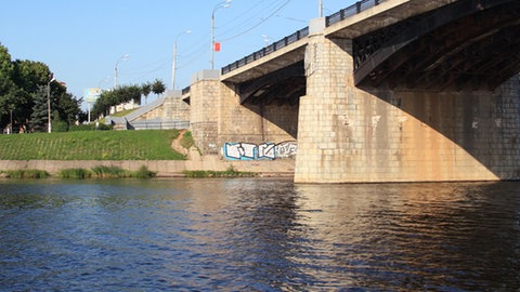 Brücke über einem Fluss