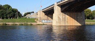 Brücke über einem Fluss