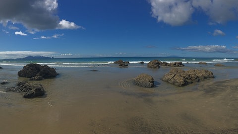 Panoramafoto eines Strands mit Blick aufs Meer
