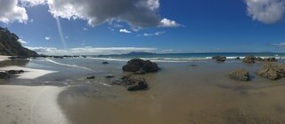 Panoramafoto eines Strands mit Blick aufs Meer