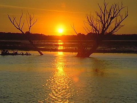 Ein See im Sonnenuntergang.