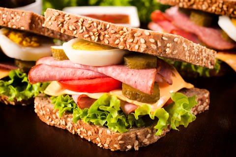 Ein Sandwich mit Ei, Salat, Salami und vielem mehr. (Foto: Colourbox)