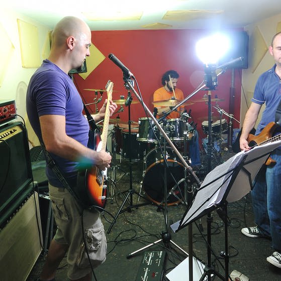 Musiker in einem Proberaum (Foto: Colourbox)