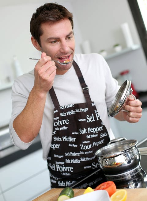 Mann beim Kochen (Foto: Colourbox)