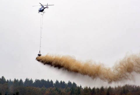 Bodenschutzkalkung per Hubschrauber