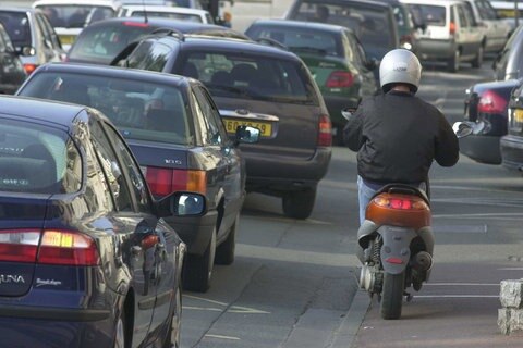 Autos und Motorroller