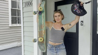  Lily hält ein Skateboard in der Hand