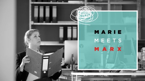 Marie beschäftigt sich mit Karl Marx.