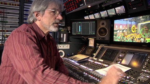 Toningenieur während der Sendung am Reglerpult.