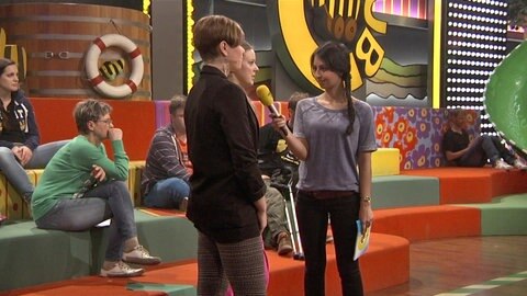 Moderatorin Muschda spricht mit Studiogästen.