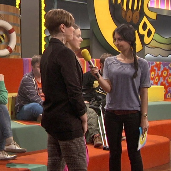 Moderatorin Muschda spricht mit Studiogästen.