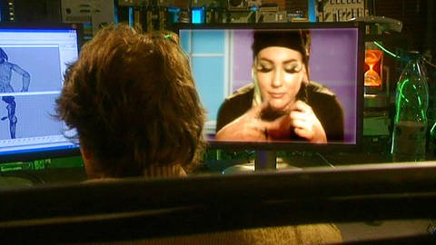 Manni vor Computerbildschirm mit Mona (Foto: SWR - Screenshot aus der Sendung)