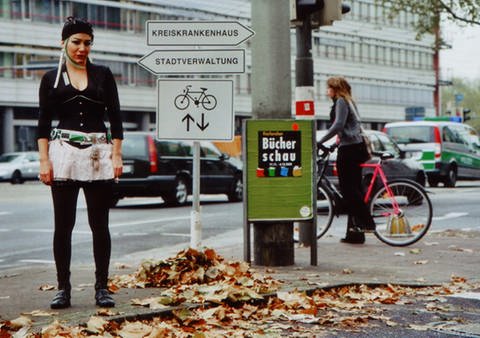 Mona auf Straßenkreuzung mit Schildern (Foto: SWR)