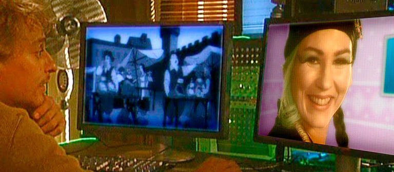 Ein Mann blickt auf mehrere Bildschirme, auf einem ist der Kopf einer Frau zu sehen. (Foto: SWR – Screenshot aus der Sendung)