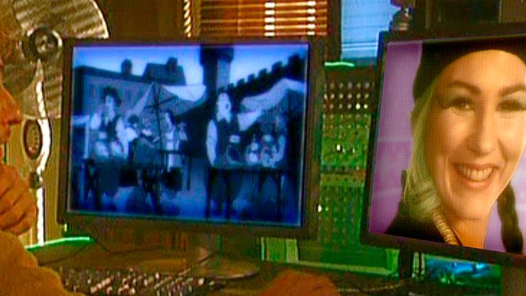 Ein Mann blickt auf mehrere Bildschirme, auf einem ist der Kopf einer Frau zu sehen. (Foto: SWR – Screenshot aus der Sendung)