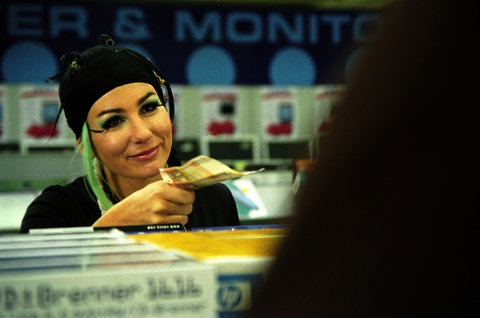 Mona mit Geldscheinen im Computerladen