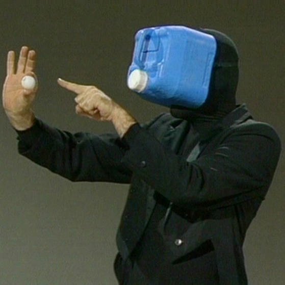 Ein Kanister dient als Maske (Foto: SWR - Screenshot aus der Sendung)