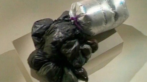 Schwarzer und silberner Sack von oben gesehen.