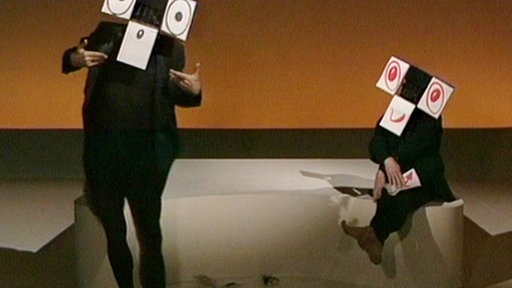 Zwei Gestalten aus Schreibblöcken nebeneinander