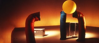 Mehrere verschiedenfarbige Schläuche und ein gelber Ball.