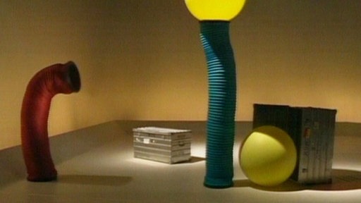 Zwei Röhren, zwei Kisten und zwei Ballons  sind auf dem Spielfeld verteilt.