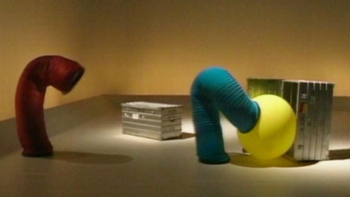 Die blaue Röhre packt den Ballon in ihre Kiste.