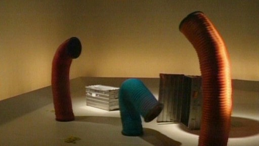 Zwei rote Röhren spielen sich einen Ballon zu, die blaue in der Mitte geht leer aus.