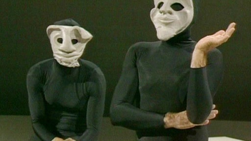 Zwei Knetmasken mit unterschiedlichen Gesichtsausdrücken