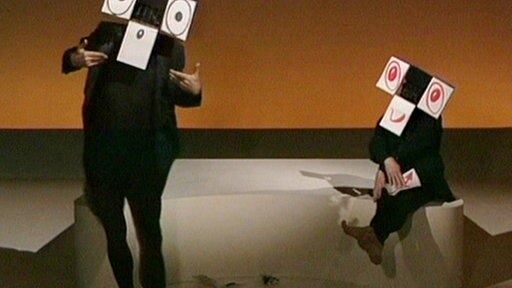 Zwei Gestalten aus Schreibblöcken nebeneinander