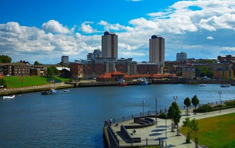 Blick auf Häuser am Fluss Wear in Sunderland, England